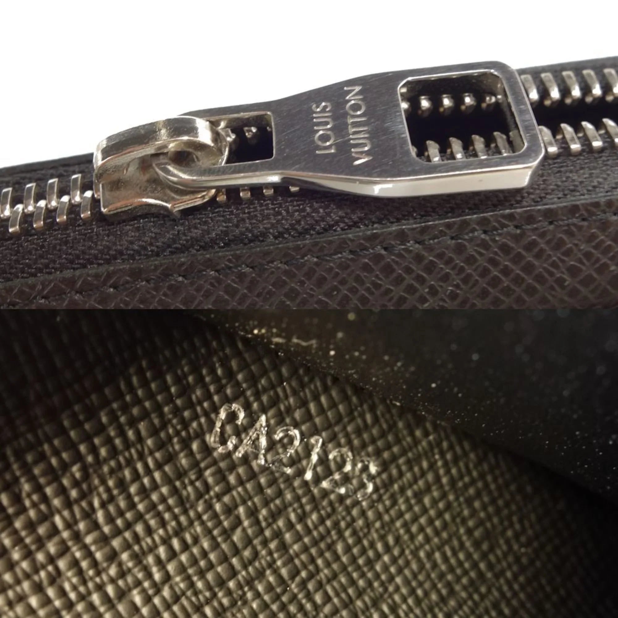 Pre-Owned Louis Vuitton Taiga   Zippy  M42097 Long Wallet Ardoise 083562 (Good)