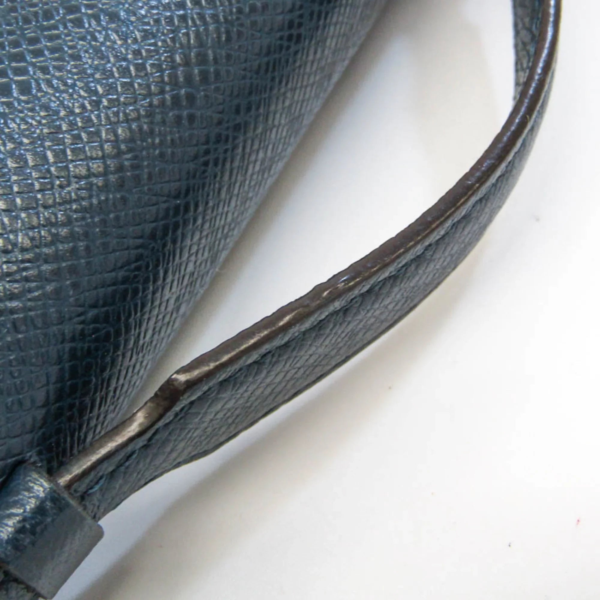 Pre-Owned Louis Vuitton Taiga Zippy  M64019 Men's Taiga Leather Long Wallet (bi-fold) Navy Blue (Good)