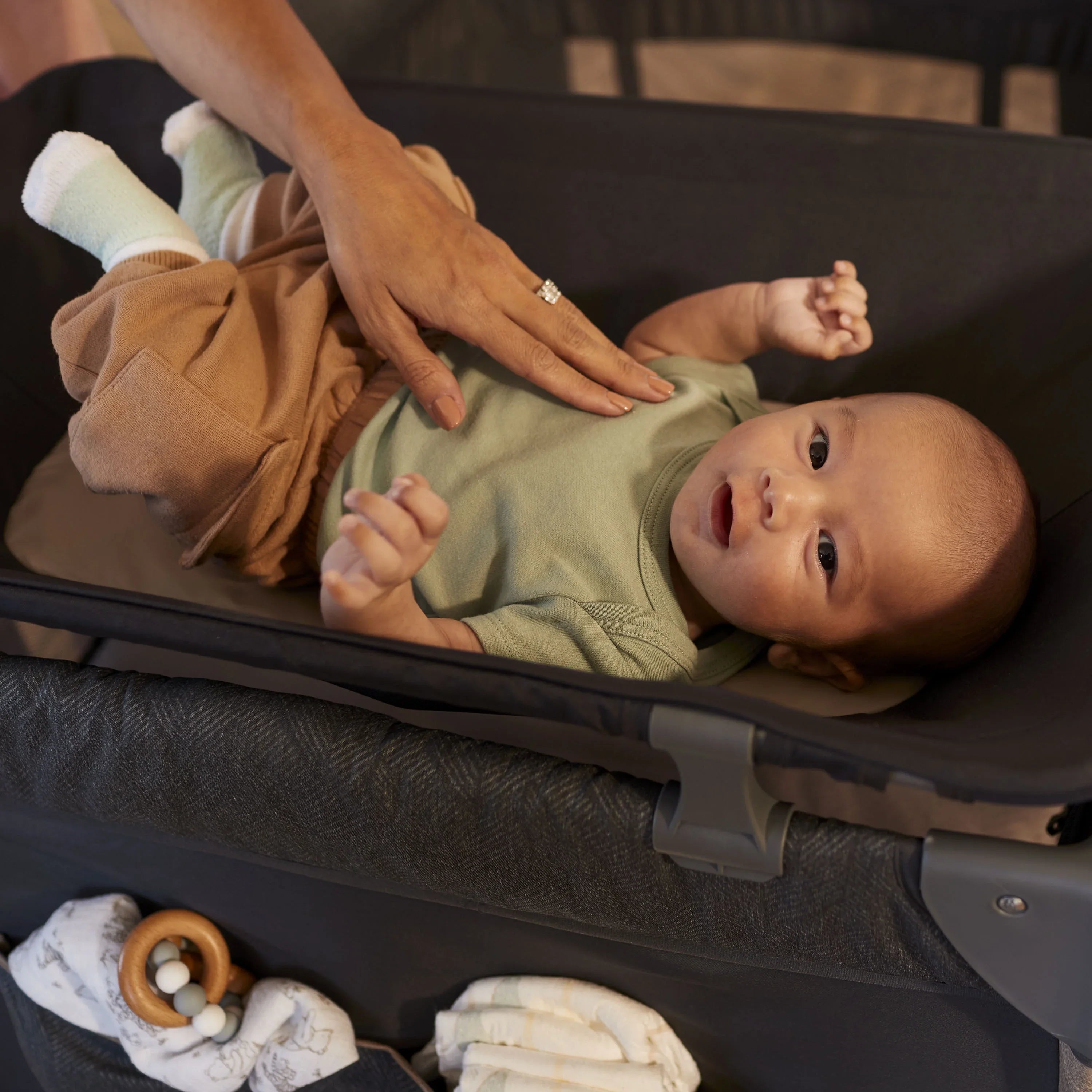 Monbebe Play Yard with Full Size Rocking Bassinet, Castle Point