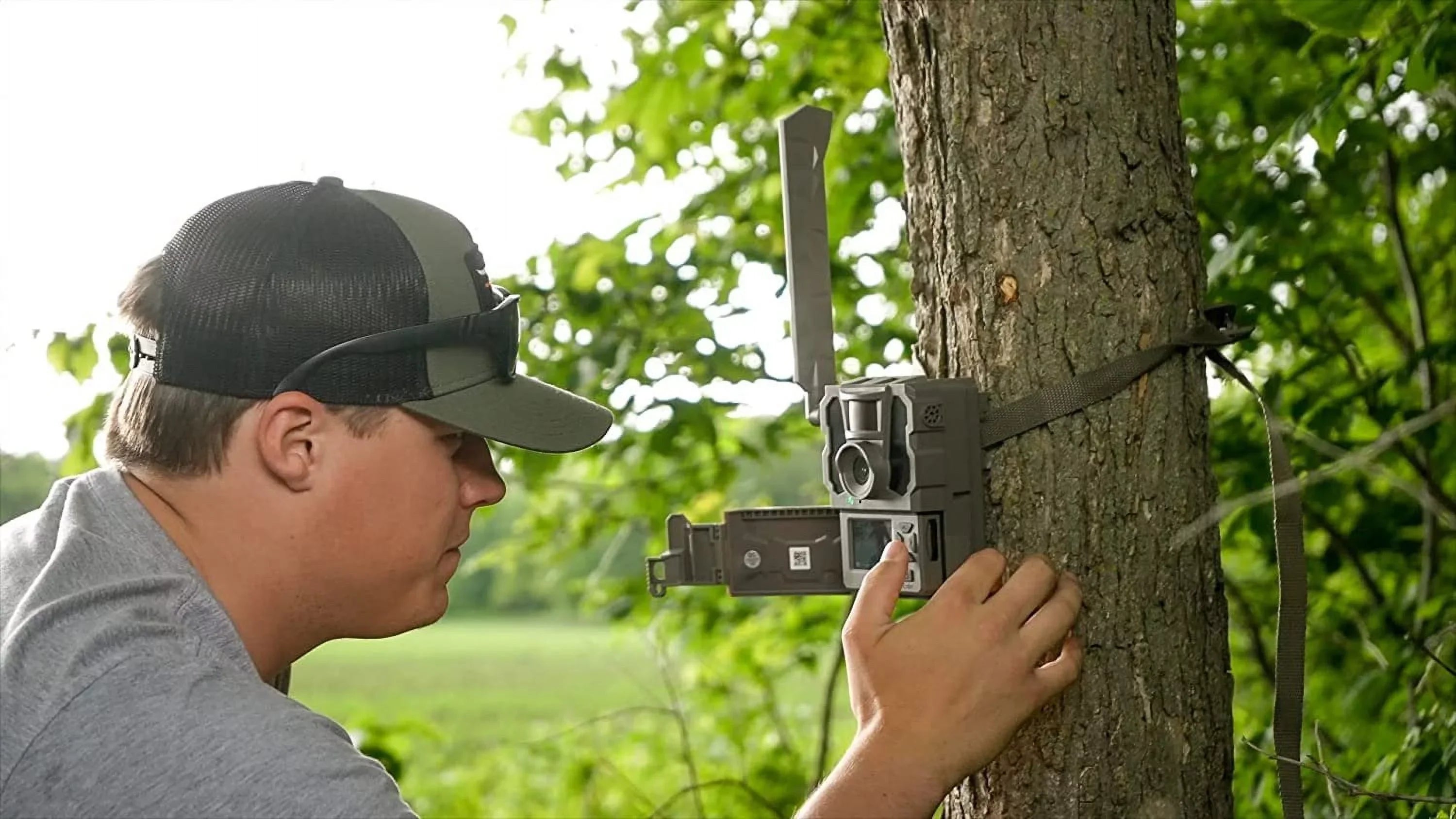 Reveal X  Cellular Trail Camera, Verizon and &T,  Glow, Integrated  Tracking, Built in  Screen,  Photo and  Video X- + Solar Panel